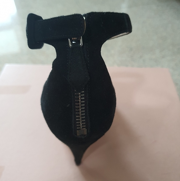 Heels - Picture 3 of 9